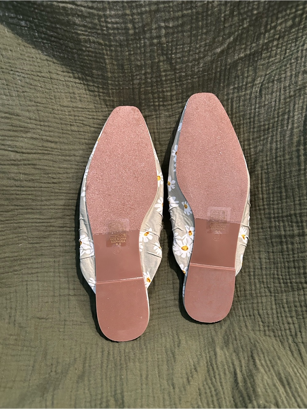 Lulu's NWOT Daisy Print Green Slip-On Flats - Picture 2 of 3